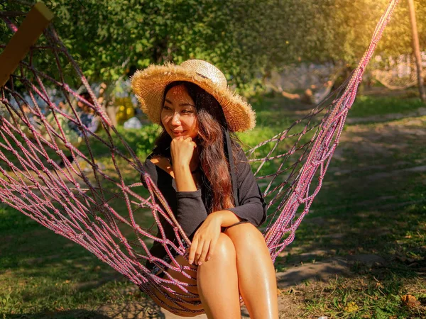 Relaxado Jovem Mulher Com Chapéu Sol Sonhando Acordado Rede — Fotografia de Stock
