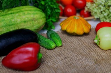 Bir beton zemin üzerine taze yaz sebze.