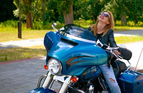 Portret Silnej Niezależnej Blond Kobieta Siedzi Motocyklu Mieście — Zdjęcie stockowe