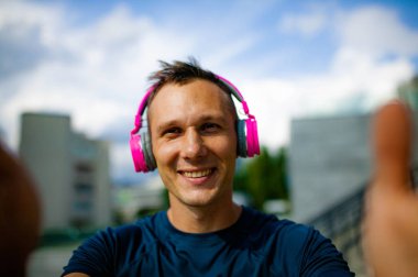 İyi görünümlü zarif adam açık havada vakit geçirmek ve olumlu duygular ifade yakın portre kadar