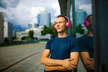 İyi görünümlü zarif adam açık havada vakit geçirmek ve olumlu duygular ifade yakın portre kadar