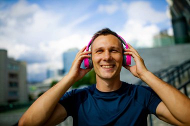 İyi görünümlü zarif adam açık havada vakit geçirmek ve olumlu duygular ifade yakın portre kadar