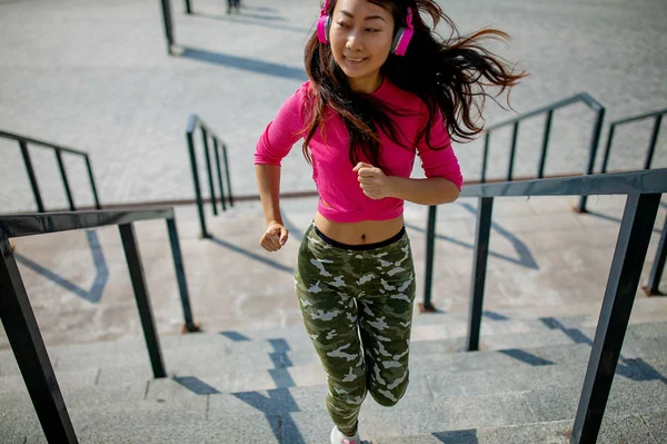 Талия Портрет Счастливой Молодой Азиатской Женщины Обучения Слушает Музыку Наушников — стоковое фото