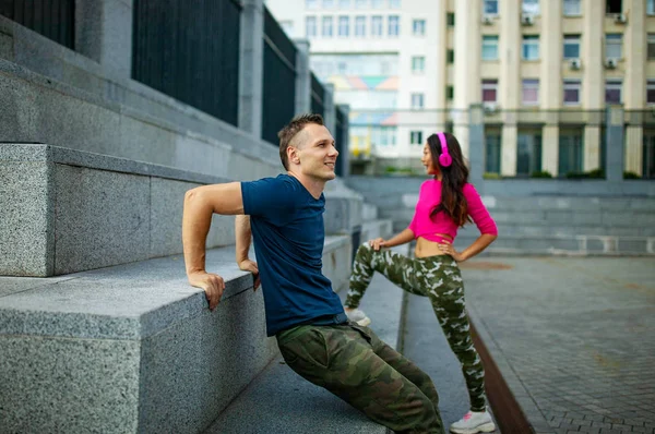 Çekici Çift Egzersiz Yapıyor Şehirde Konuşurken Fitness Sağlıklı Yaşam Tarzı — Stok fotoğraf