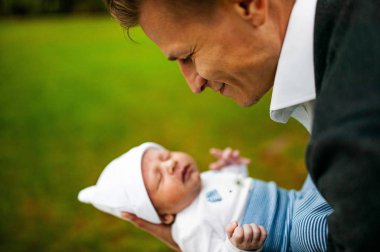 Baba Ellerde Uyuyan Yenidoğan Bebek, Yeni Doğan Çocuğu Koruyan Ebeveyn, Bir Aylık Çocuk Uykusu