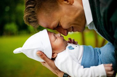 Baba Ellerde Uyuyan Yenidoğan Bebek, Yeni Doğan Çocuğu Koruyan Ebeveyn, Bir Aylık Çocuk Uykusu