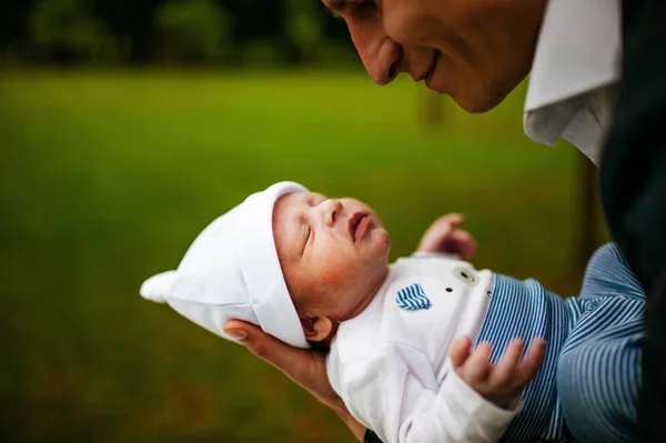 Bebé Recién Nacido Durmiendo Las Manos Del Padre Padre Protegiendo — Foto de Stock
