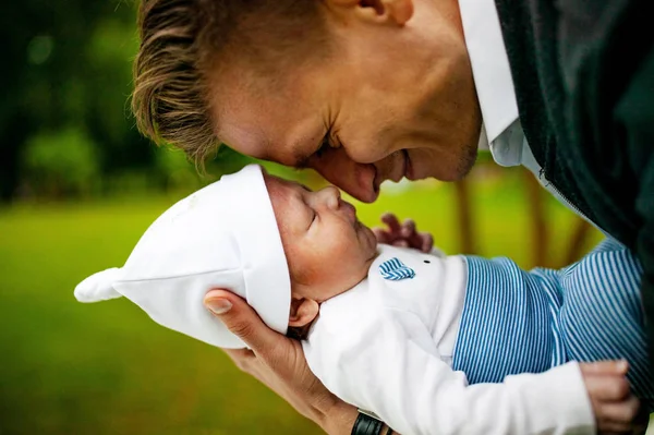Baba Ellerde Uyuyan Yenidoğan Bebek, Yeni Doğan Çocuğu Koruyan Ebeveyn, Bir Aylık Çocuk Uykusu