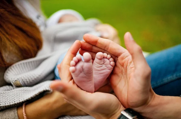 Een Pasgeboren Baby Voet Vaders Hand — Stockfoto