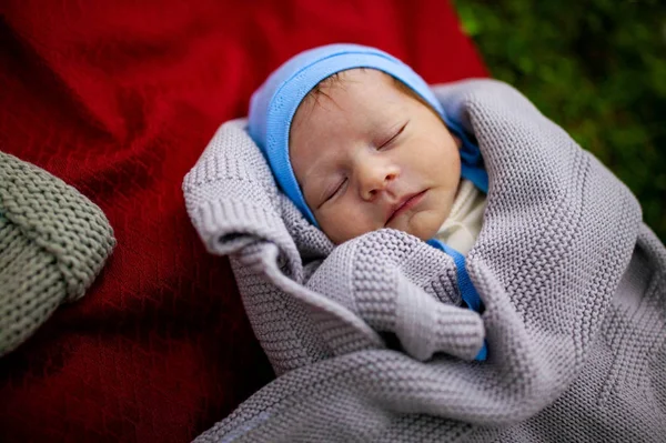 Bebé Dormido Niño Recién Nacido Con Sombrero Lana Durmiendo Manta — Foto de Stock