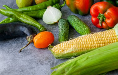 Gri arka plan üzerinde taze sebze.