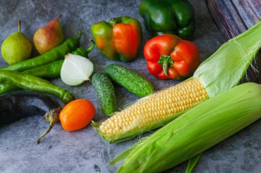 Gri arka plan üzerinde taze sebze.