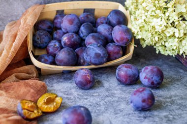 Lezzetli taze mavi Erik arduvaz arka plan üzerinde.