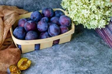 Lezzetli taze mavi Erik arduvaz arka plan üzerinde.