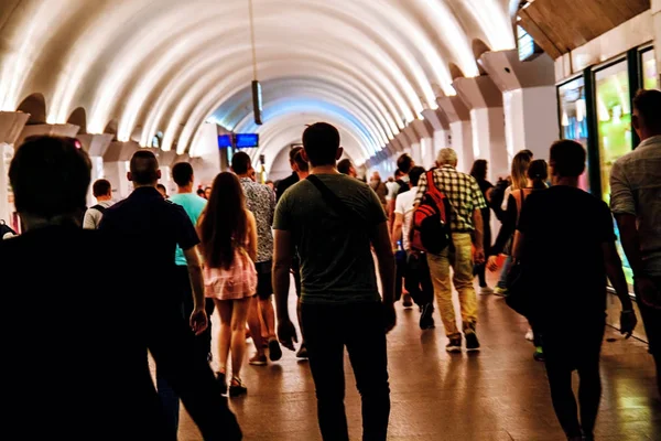 Gente Esperando Tren Metro —  Fotos de Stock