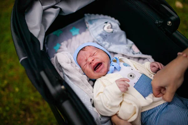 Primer Plano Del Bebé Recién Nacido Llorando Acostado Cochecito — Foto de Stock