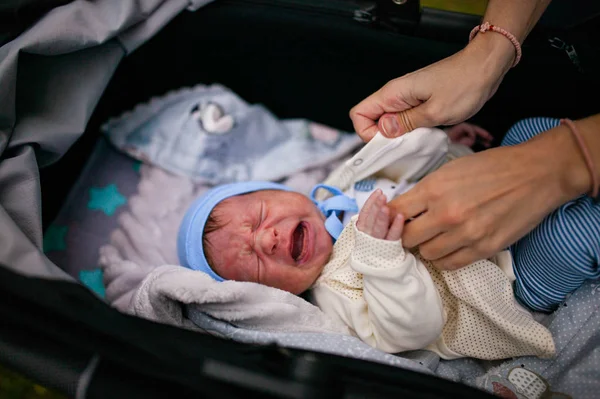 Primer Plano Del Bebé Recién Nacido Llorando Acostado Cochecito — Foto de Stock