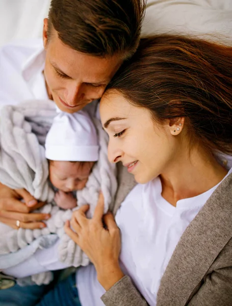 Família Feliz Com Bebê Recém Nascido Cama Quarto — Fotografia de Stock