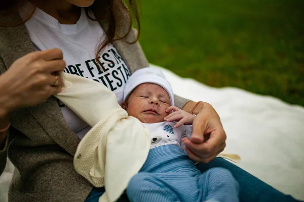 Madre Sosteniendo Cuidadosamente Hijo Varón Recién Nacido Aire Libre — Foto de Stock