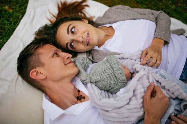 Giovane Famiglia Neonato Posa Fotocamera Nel Parco Autunnale — Foto Stock