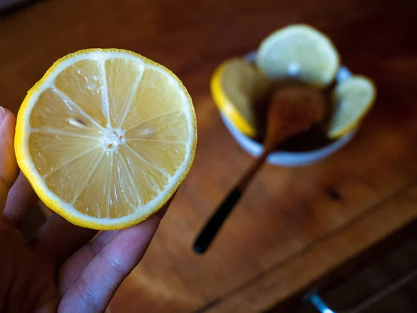 Madu Dalam Mangkuk Keramik Putih Dengan Madu Dan Lemon Papan — Stok Foto