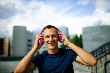 İşten sonra dinlenen ve temiz hava solutan çekici genç adamın yakın çekim. İş, kariyer ve müreffeh gelecek konseptini hayal eden kişi.