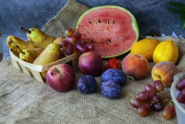 Sonbahar doğa meyveleri konsepti. Tahta bir masanın üzerine düşen meyveler, stüdyo resmi.