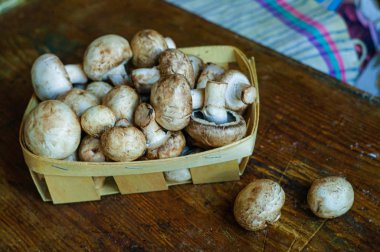 Ahşap masa kutusunda champignon mantar. Kopya alanı ile Üstten Görünüm.