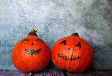 Çerçeve komik yüzleri ile Halloween kabak, kopya alanı.