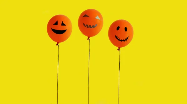 노란색 배경에 행복한 할로윈 오렌지 — 스톡 사진