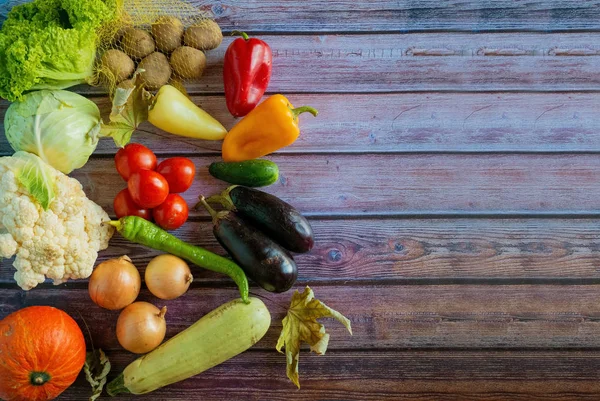 taze ham organik sebze çeşitli ile kompozisyon.