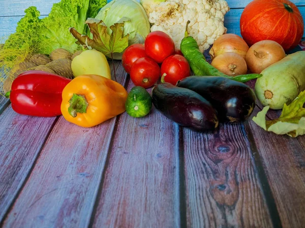 taze ham organik sebze çeşitli ile kompozisyon.