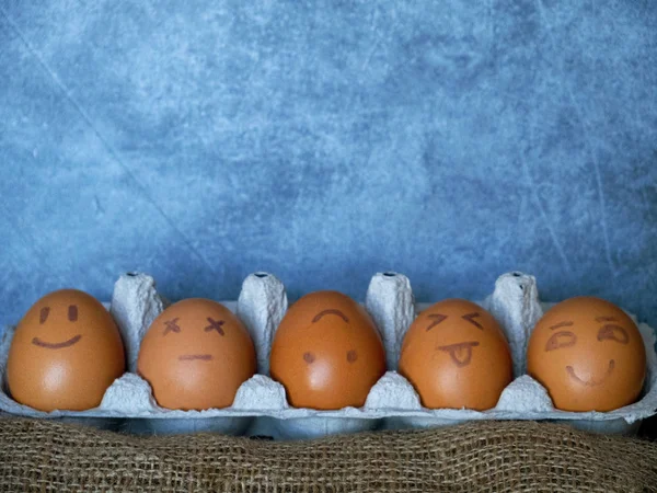 Куриные Пасхальные Яйца Смешными Лицами Черном Фоне — стоковое фото