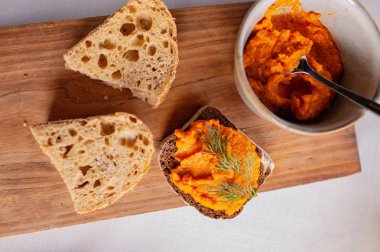 dereotu bir kase pişmiş kabak pasta.