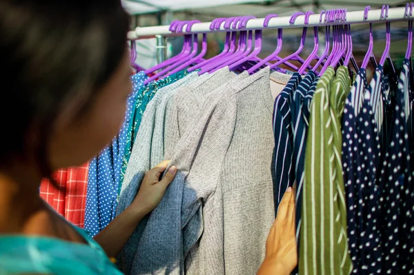 Nouveaux Vêtements Automne Femme Sentant Impliqué Dans Achat Nouveaux Vêtements — Photo