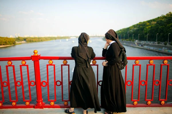 两个修女站在桥上欣赏美景 — 图库照片