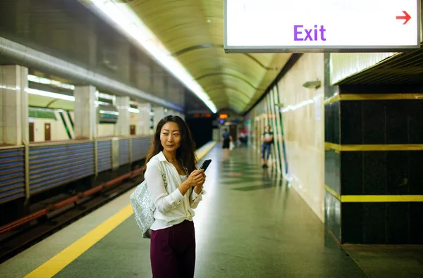 Hermosa Mujer Usando Teléfono Celular Plataforma Del Metro Concepto Transporte —  Fotos de Stock