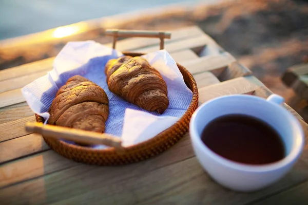 Вкусный Завтрак Круассаном Чаем Пляже Моря Восходе Солнца — стоковое фото