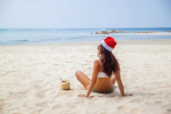 Jolie Jeune Femme Bikini Avec Chapeau Noël Santa Claus Rouge — Photo