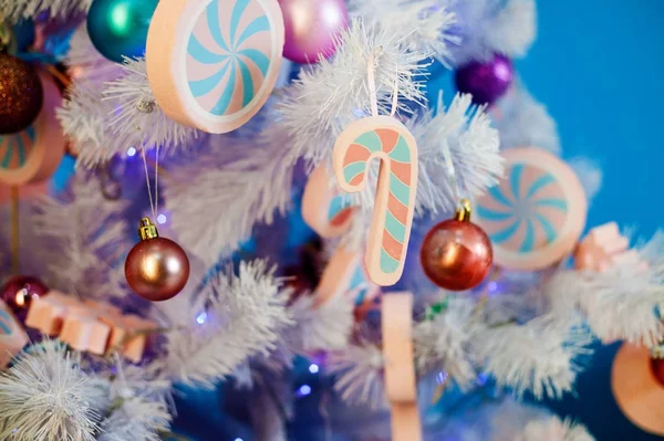 Fundo Feito Árvore Natal Decorado Com Brinquedos Coloridos Espaço Cópia — Fotografia de Stock