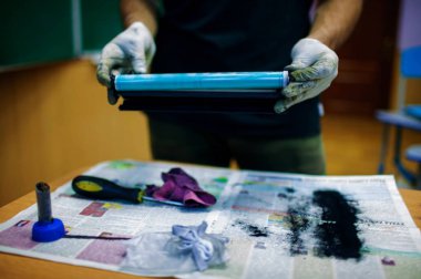 Teknisyen el temizleme yazıcı toner kartuşu. kullanılan lazer toner kartuş.