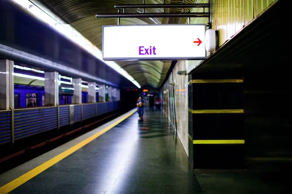 Plataforma Tren Viejo Sucio Estación Metro Subterráneo Ucrania —  Fotos de Stock