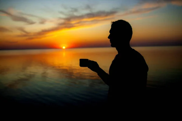 Männliche Silhouette Mit Einer Tasse Tee Oder Kaffee Vor Sonnenuntergang — Stockfoto