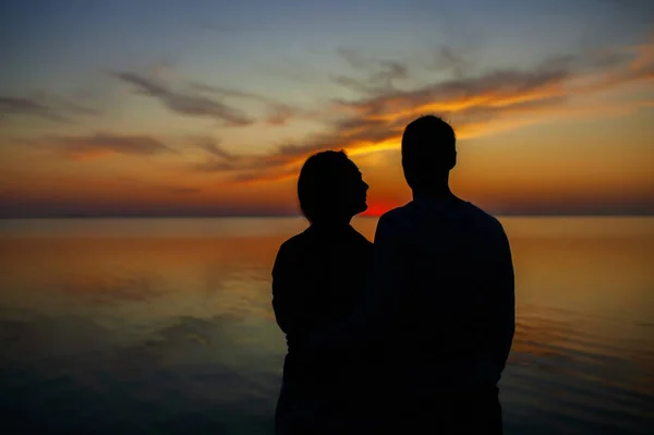 Pareja Enamorada Una Cita Una Puesta Sol Naranja Verano Silueta — Foto de Stock