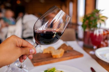 Restoran masasında şarap kadehleri. Servis edilen restoran masası.