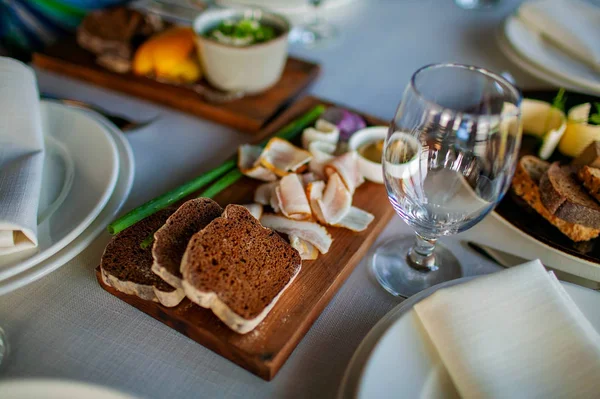 Prachtig Ingerichte Tafel Het Restaurant Tafel Een Bord Van Brood — Stockfoto