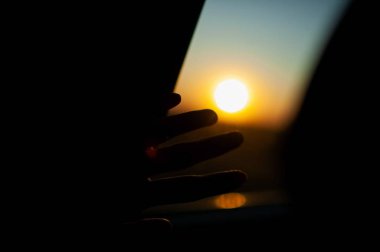 El araba penceresinden karşı şaşırtıcı günbatımı güneş ile oynuyor.