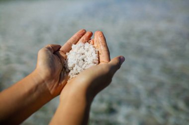 Kuru tuz gölü alt doku dolu. Çatlaklar desen gibi belirgin bir şimşek oluşturur. tuzlu plaj ve berrak su, ölü deniz.