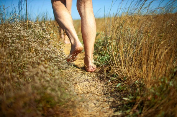 Sección Baja Del Hombre Caminando Sobre Campo Descalzo Foto Conceptual — Foto de Stock