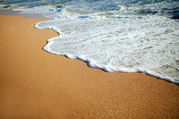 Plaj Güzel Tropikal Deniz Kıyıda Kırılan Güzel Deniz Dalgalarının Yakından — Stok fotoğraf